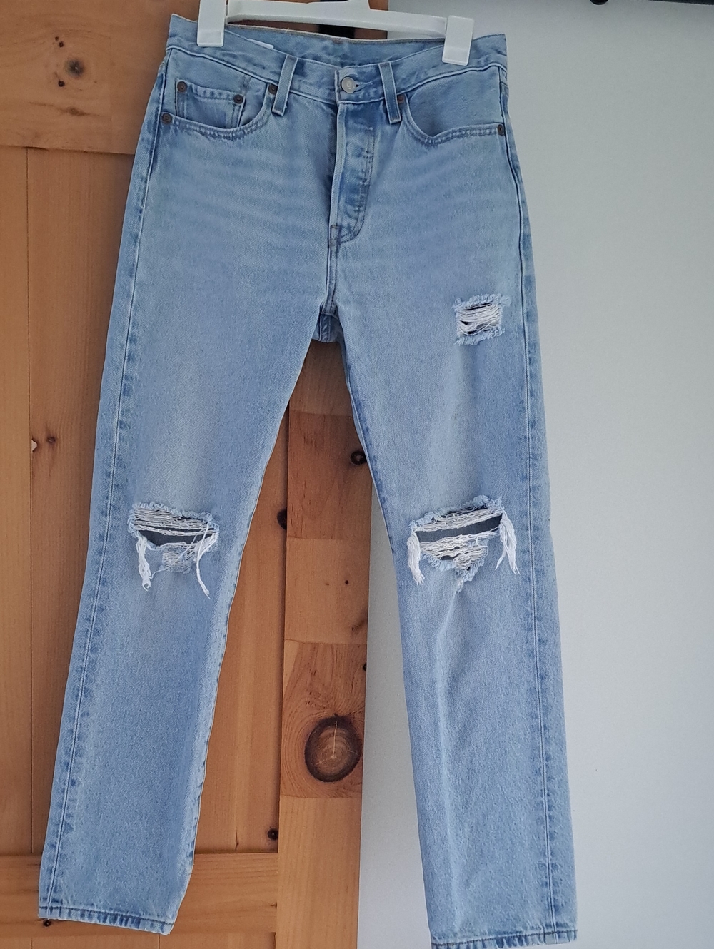 Womens LEVIS 501. 27 Waist. 30 Length.   Light Wash High Rise Straight  leg